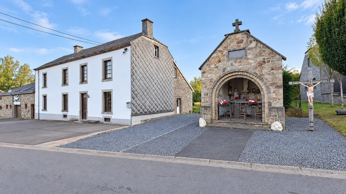 La maison de Pierre vue de la rue, à côté de la chapelle du village