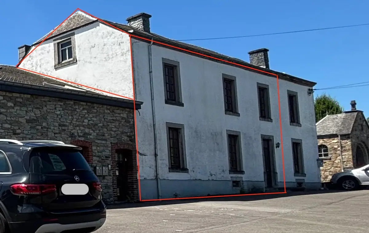 La façade actuelle de la maison de Pierre, délimitée sur la photo