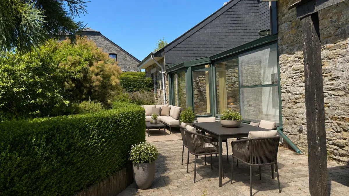 Inspiration de terrasse aménagée devant la véranda de la maison de Pierre