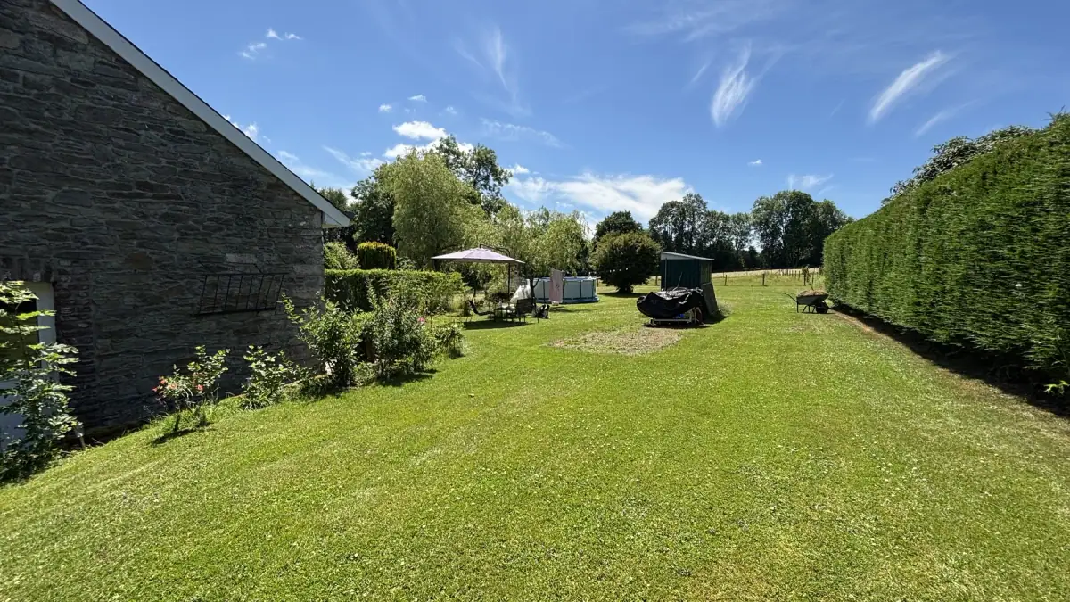 Le vaste jardin arrière de la maison du Verger