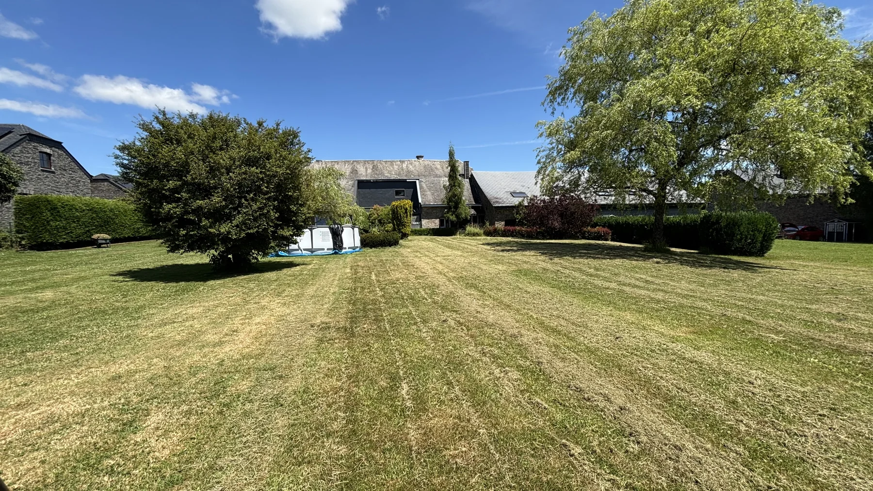 Le grand jardin arboré derrière le domaine