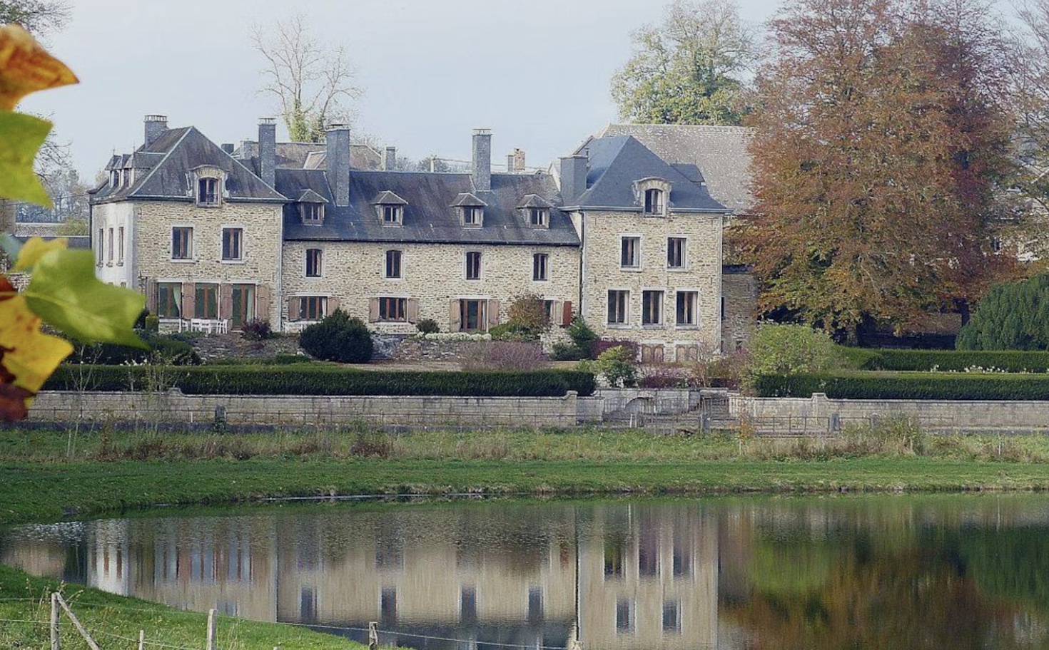 Le château de Freux au bord de l’eau